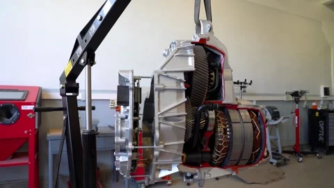 Training to become an auto mechanic at a technical college. 库存影片 332920845