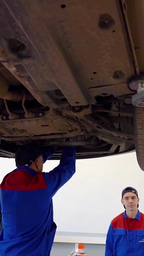 Training to become an auto mechanic at a technical college - Vertical Video 库存影片 332979822