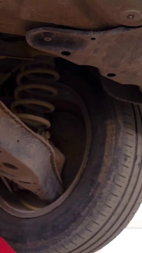 Training to become an auto mechanic at a technical college - Vertical Video 库存影片 332979829