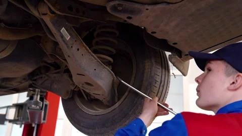 Training to become an auto mechanic at a technical college - video set. 库存影片 332980462