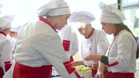 Training to become a chef or pastry chef at a college. 库存影片 332920792