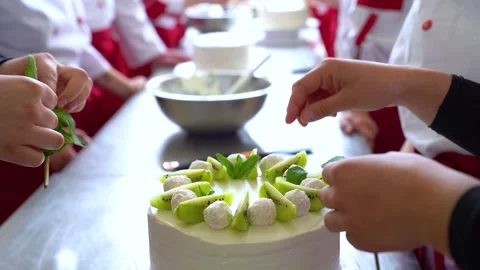 Training to become a chef or pastry chef at a college. Stockbeeldmateriaal 332920819