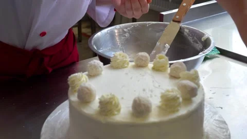 Training to become a chef or pastry chef at a college. Stockbeeldmateriaal 332920826