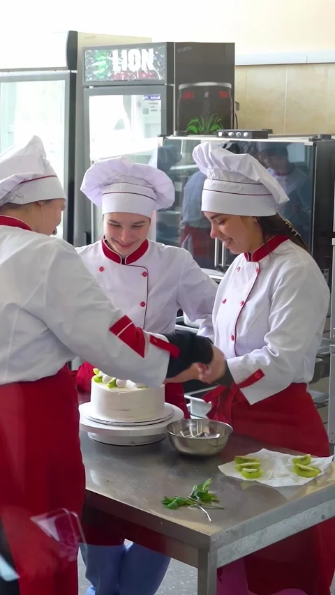 Training to become a chef or pastry chef at a college - Vertical video. Stockbeeldmateriaal 332979795