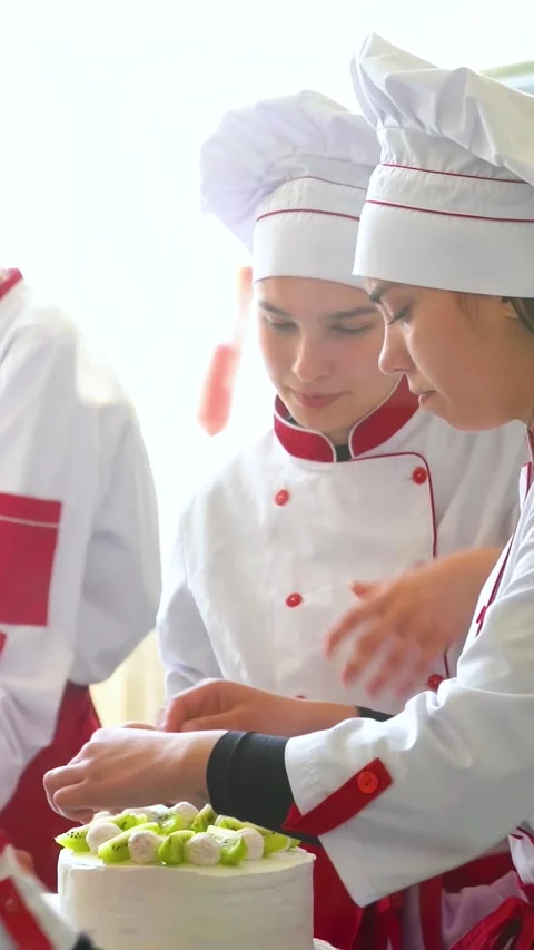 Training to become a chef or pastry chef at a college - Vertical video. 库存影片 332979810