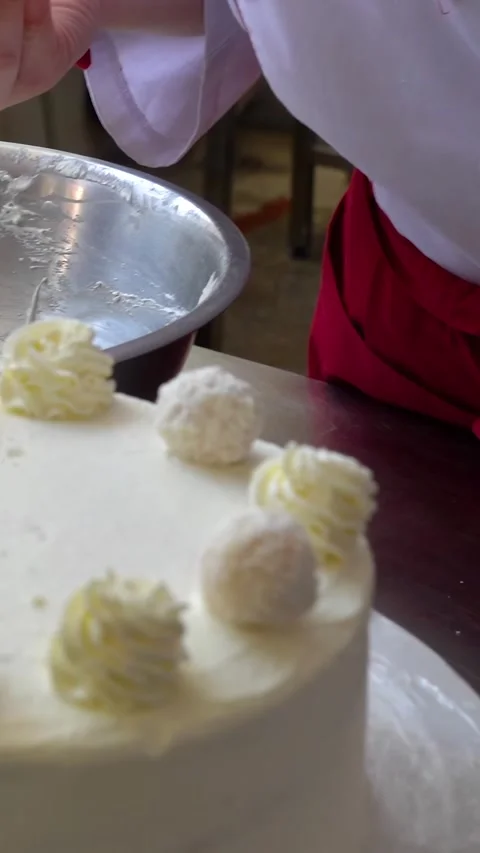Training to become a chef or pastry chef at a college - Vertical video. 库存影片 332979821