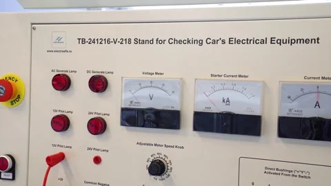 Training to become an electrician at a technical school. Stockbeeldmateriaal 332920761