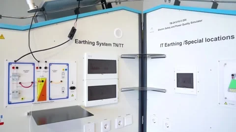 Training to become an electrician at a technical school. 库存影片 332920789