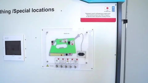 Training to become an electrician at a technical school. 库存影片 332920791