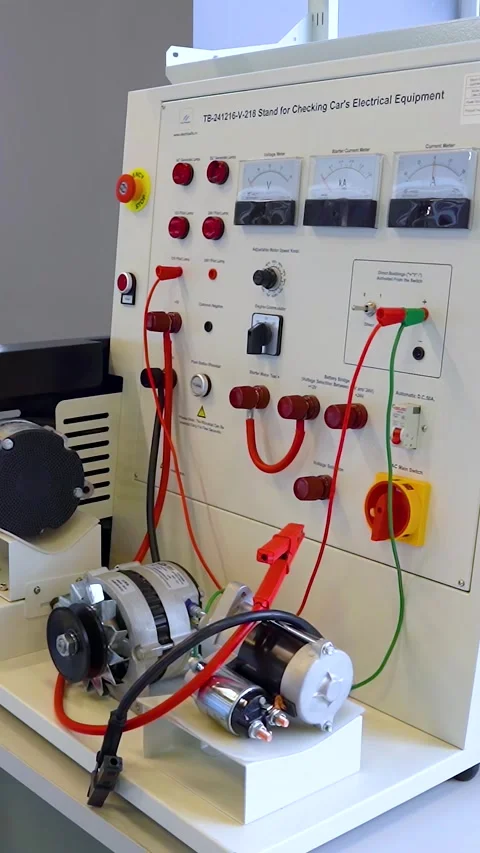 Training to become an electrician at a technical school - Vertical video. 库存影片 332979800