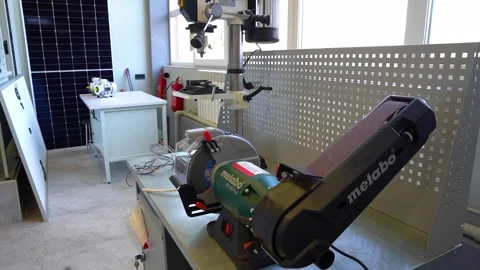 Training to become a lathe operator and miller at a technical school. Stockbeeldmateriaal 332920756