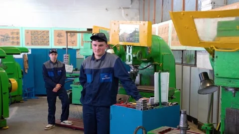 Training to become a lathe operator and miller at a technical school. Vidéo 332920821
