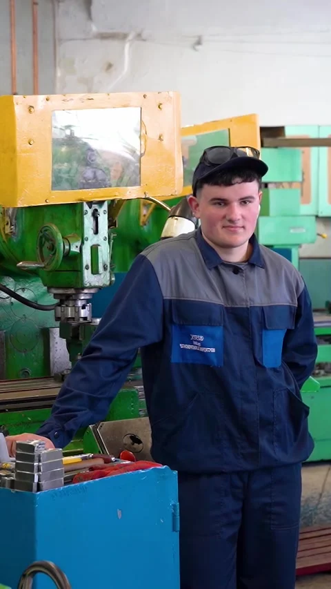Training to become a lathe operator and miller at a technical school. 库存影片 332979815