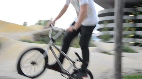 Training in bikepark Video stock 57107052
