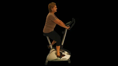 Training on the exercise bike Vídeo Stock 117337625