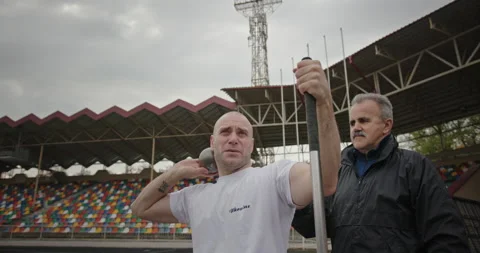 Training of a Paralympian man with non-functioning legs and his trainer Video stock 154256110