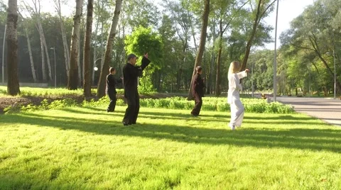 Training in the park. Workout. Group of four people practicing qigong. 4K Vidéo 67194372