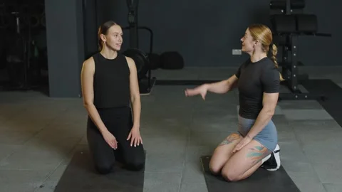 Training session with athletes discussing workout techniques in a gym 스톡 동영상 327077571