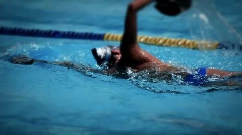 Training in a swiming pool 動画素材 39908456