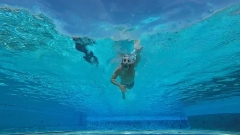 Training in swimming pool 库存影片 126289283