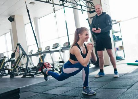 Training under the supervision of a personal trainer. Functional training. Wo 库存照片