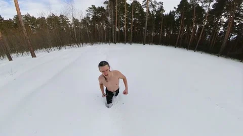 Training in the winter forest. Stockbeeldmateriaal 150800854