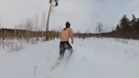 Training in the winter forest. Slow motion 2x. Stockbeeldmateriaal 150804790
