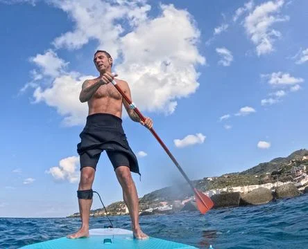 Training your abs on stand up paddle Foto stock