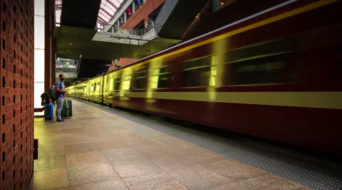 Trains ariving at Central Station Antwerp Video stock 41715525