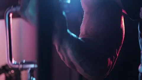 Trains biceps Stock Footage 132182069