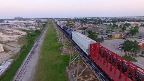 Trains on elevated tracks 動画素材 97076201