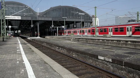 Trains leaving the station Видео 36140178