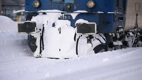 Trains waiting in train station after heavy snowfall Vídeos de archivo 71463560