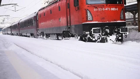 Trains waiting in train station after heavy snowfall Vídeo Stock 71463623