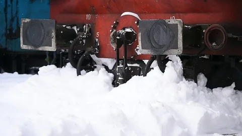 Trains waiting in train station after heavy snowfall Vídeos de archivo 71506968