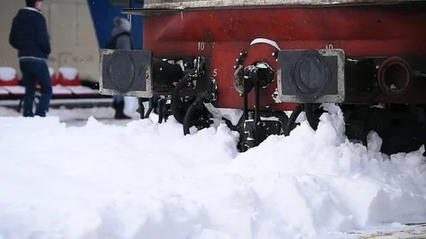 Trains waiting in train station after heavy snowfall Vídeos de archivo 71507055