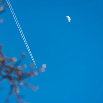 Trajectory to Silence - Square Image of Jet and Contrail with Half Moon and.. Foto stock