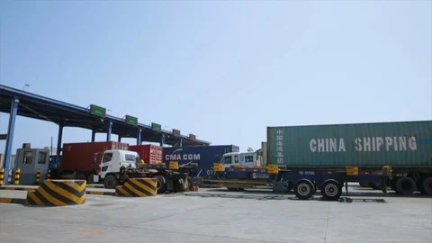 A traller is going to submit their document at the cabin of a port to 스톡 동영상 112159509