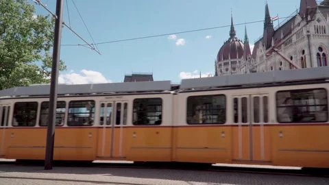 Tram 2 crossing pass over Hungarian Parlament Budapest 库存影片 92551333