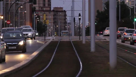 Tram approaching in the evening Vidéo 162325157