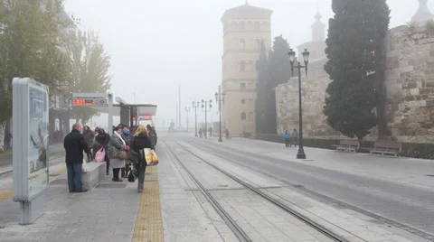 Tram arraving at a station Vidéo 34862690