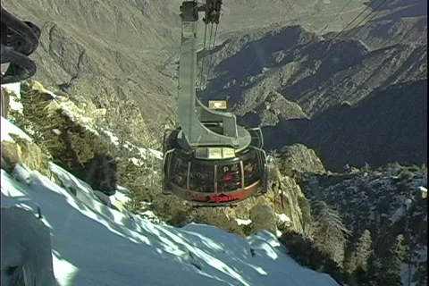 Tram Arrives Видео 820809