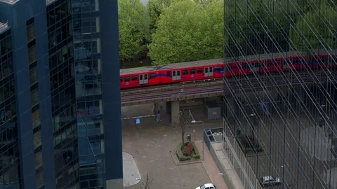 Tram Between Buildings, Dlr Train, Financial Ticker, Canary Wharf, London 스톡 동영상 82630480
