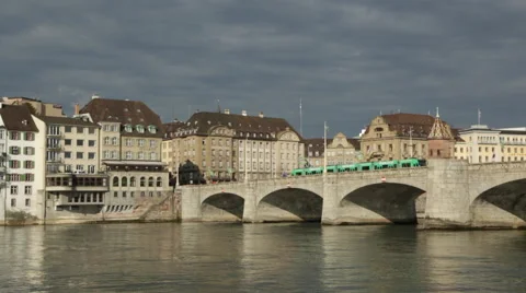 Tram crossing Middle Bridge in Basel Vídeo Stock 62105216