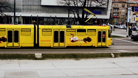A tram is leaving traffic light and driving away in Sarajevo. Vidéo 152950271