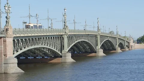 Tram moves on the Trinity (Troitsky) bridge in the summer - St Petersburg Video stock 81893806