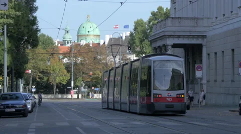 Tram moving next to Austrian Parliament Building, Vienna Vídeos de archivo 59595576