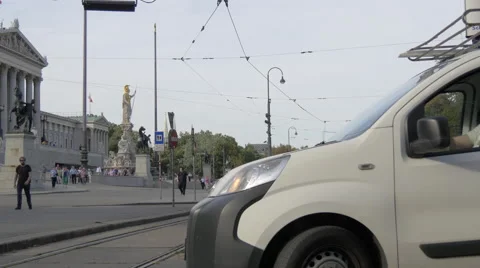 Tram passing by the Austrian Parliament Building in Vienna Vídeos de archivo 59571702