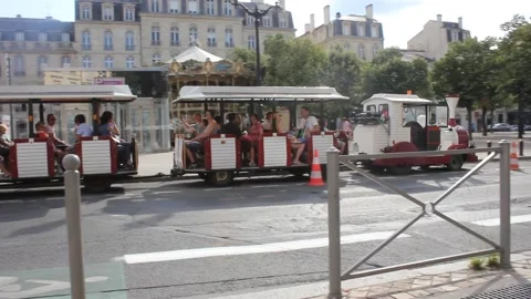 Tram passing in Bordeaux 動画素材 194110959