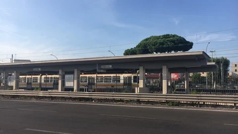 Tram stopped at the Centocelle terminus 库存影片 115946398